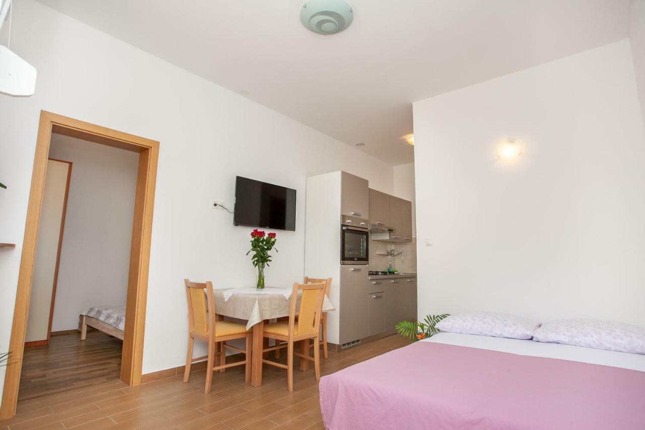 Ap Punta Next To Sandy Beach, Apartment With Garden Омиш Экстерьер фото