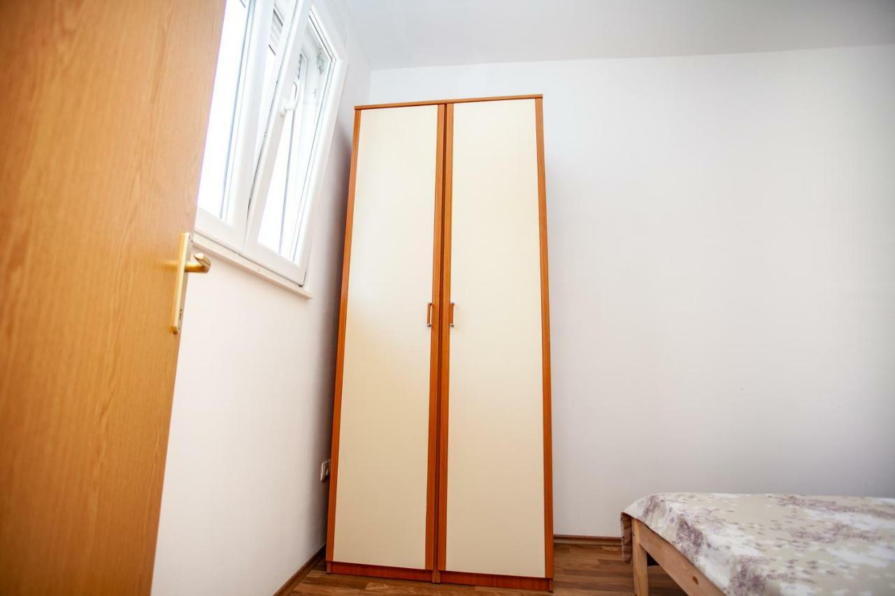 Ap Punta Next To Sandy Beach, Apartment With Garden Омиш Экстерьер фото