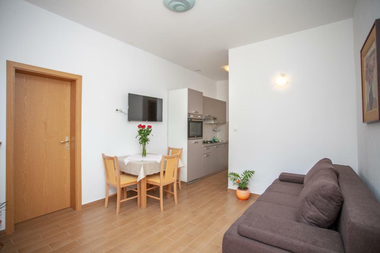 Ap Punta Next To Sandy Beach, Apartment With Garden Омиш Экстерьер фото