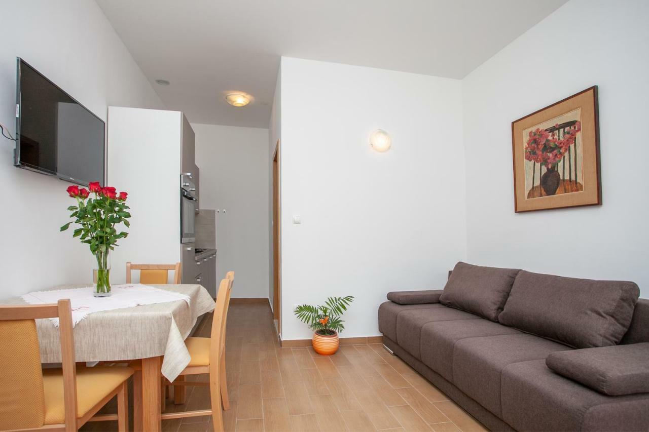 Ap Punta Next To Sandy Beach, Apartment With Garden Омиш Экстерьер фото