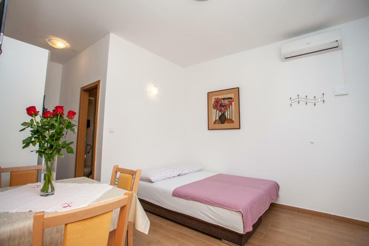 Ap Punta Next To Sandy Beach, Apartment With Garden Омиш Экстерьер фото