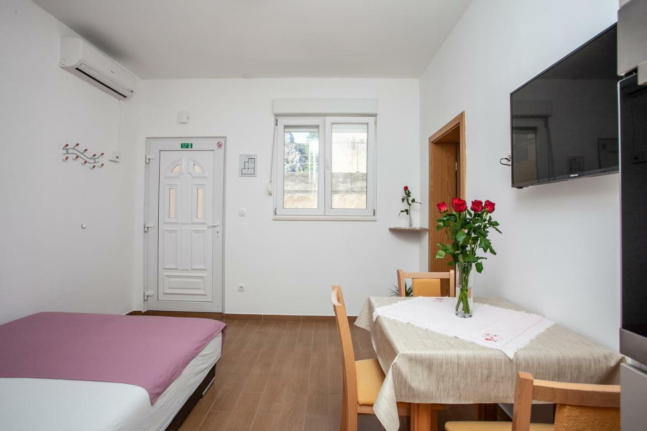 Ap Punta Next To Sandy Beach, Apartment With Garden Омиш Экстерьер фото