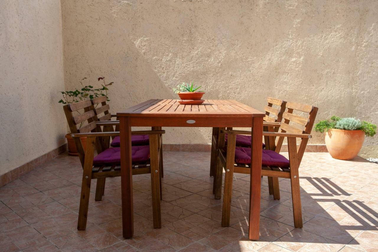 Ap Punta Next To Sandy Beach, Apartment With Garden Омиш Экстерьер фото